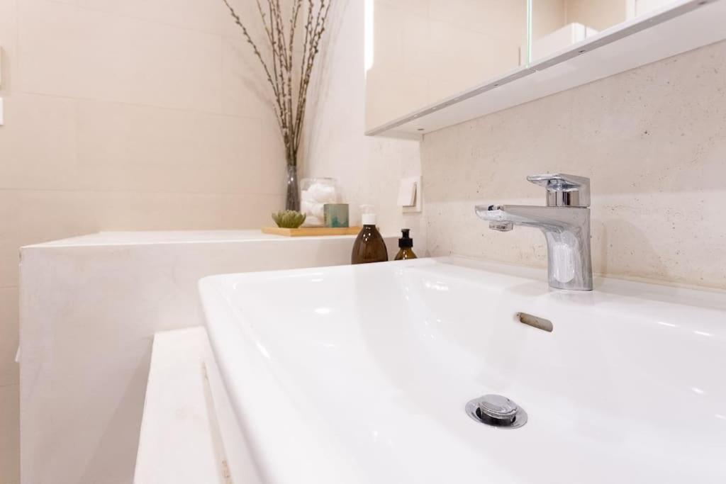 Dream Apartment - Central And Quiet With Ac And Free Parking Garage Wina Bagian luar foto