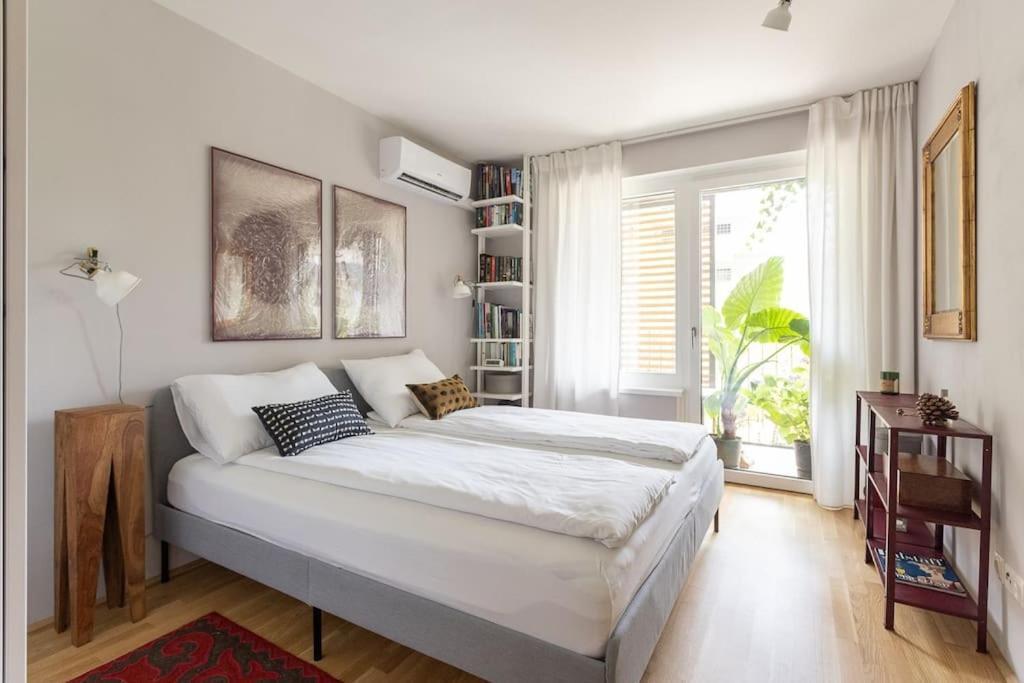 Dream Apartment - Central And Quiet With Ac And Free Parking Garage Wina Bagian luar foto