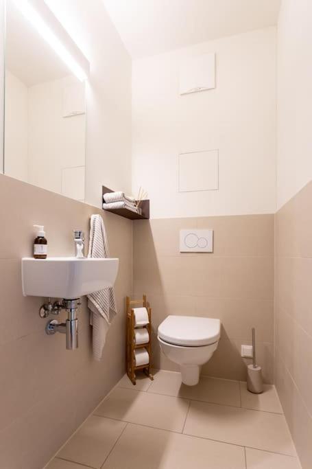 Dream Apartment - Central And Quiet With Ac And Free Parking Garage Wina Bagian luar foto