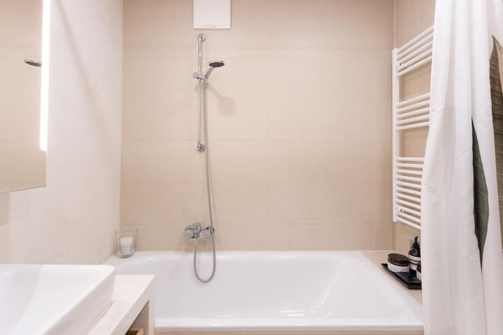 Dream Apartment - Central And Quiet With Ac And Free Parking Garage Wina Bagian luar foto