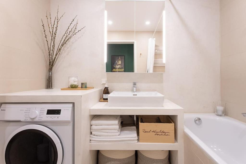 Dream Apartment - Central And Quiet With Ac And Free Parking Garage Wina Bagian luar foto