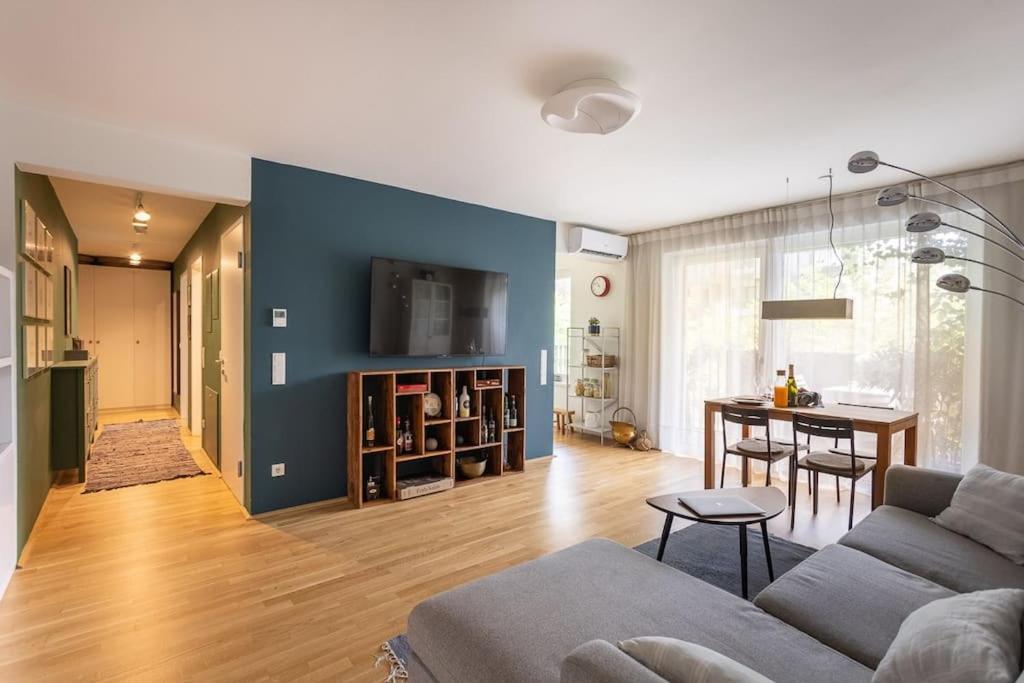 Dream Apartment - Central And Quiet With Ac And Free Parking Garage Wina Bagian luar foto