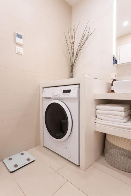 Dream Apartment - Central And Quiet With Ac And Free Parking Garage Wina Bagian luar foto