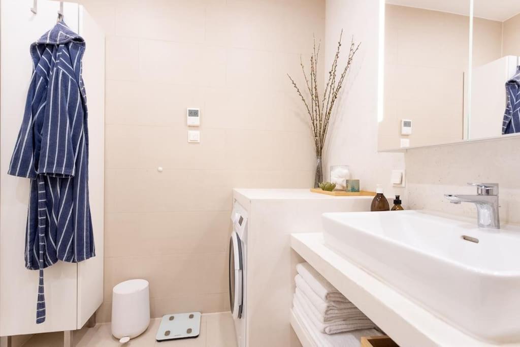 Dream Apartment - Central And Quiet With Ac And Free Parking Garage Wina Bagian luar foto