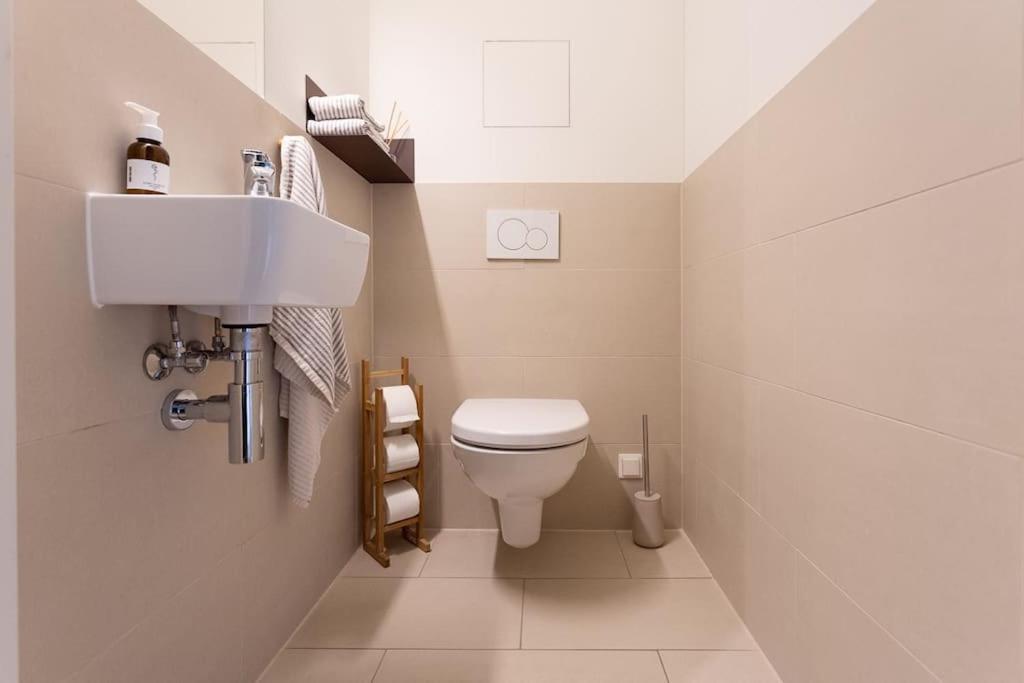 Dream Apartment - Central And Quiet With Ac And Free Parking Garage Wina Bagian luar foto